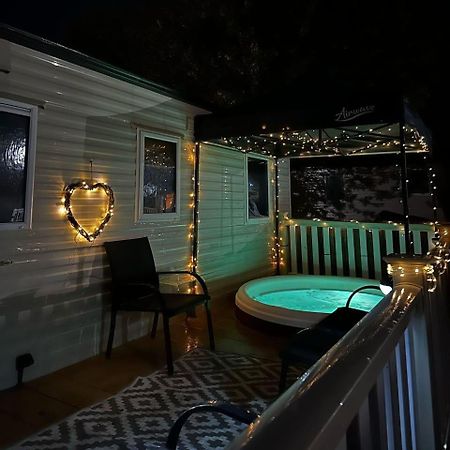 Tattershall Lakes Hot Tub Lodge Breaks 外观 照片