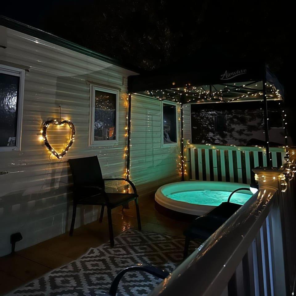Tattershall Lakes Hot Tub Lodge Breaks 外观 照片